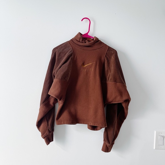 Nike Tops - Nike Pullover 🤎